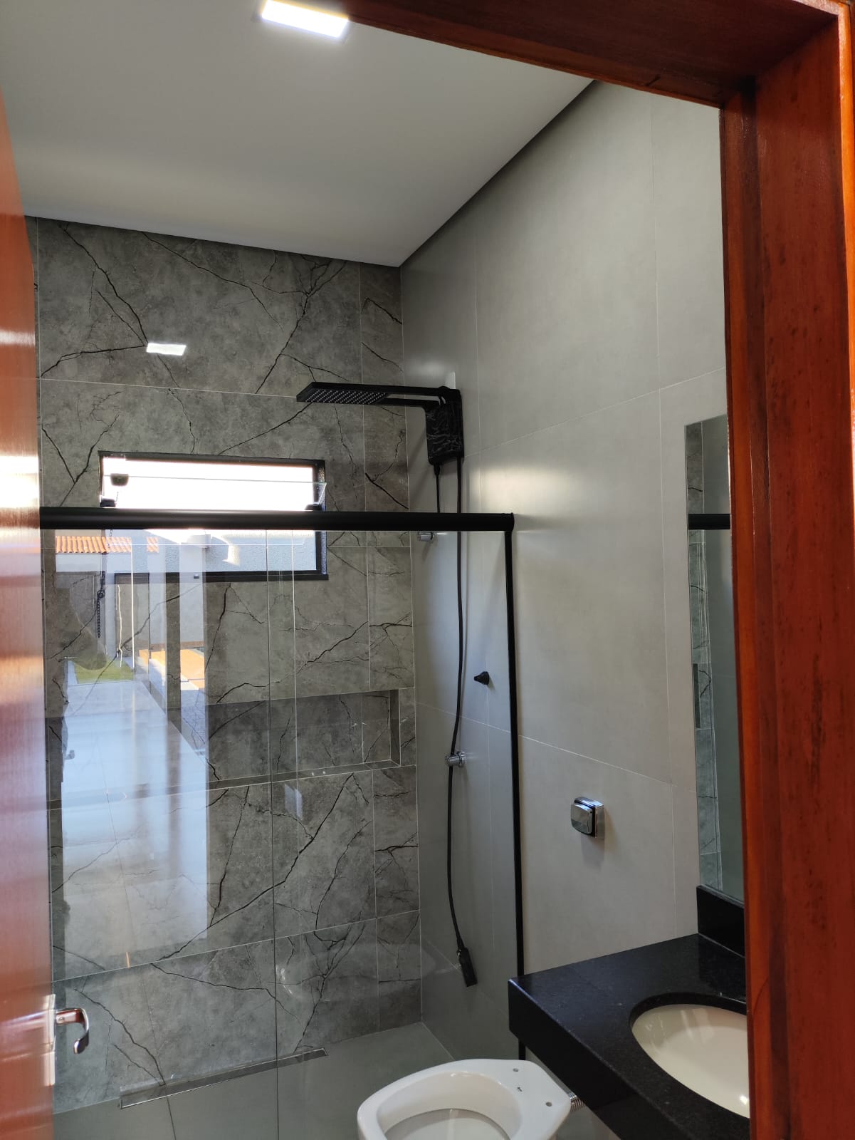 Banheiro com revestimento em mármore cinza