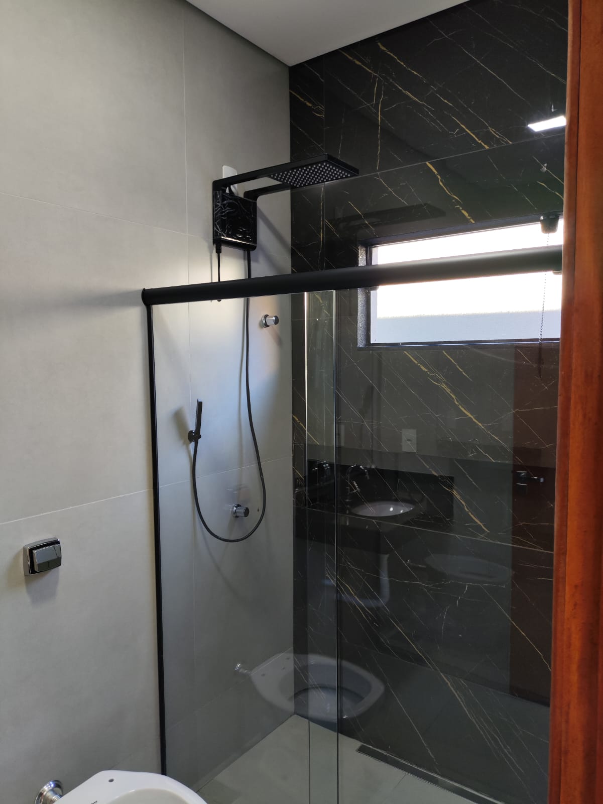Banheiro premium em mármore Sahara Noir