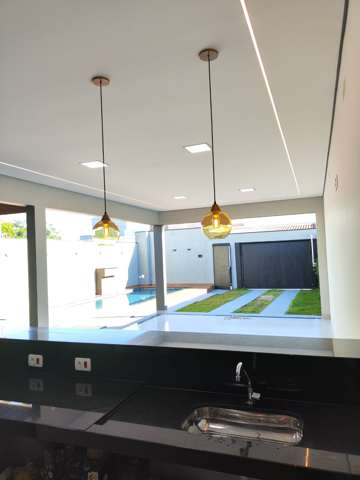 Cozinha integrada com vista para piscina